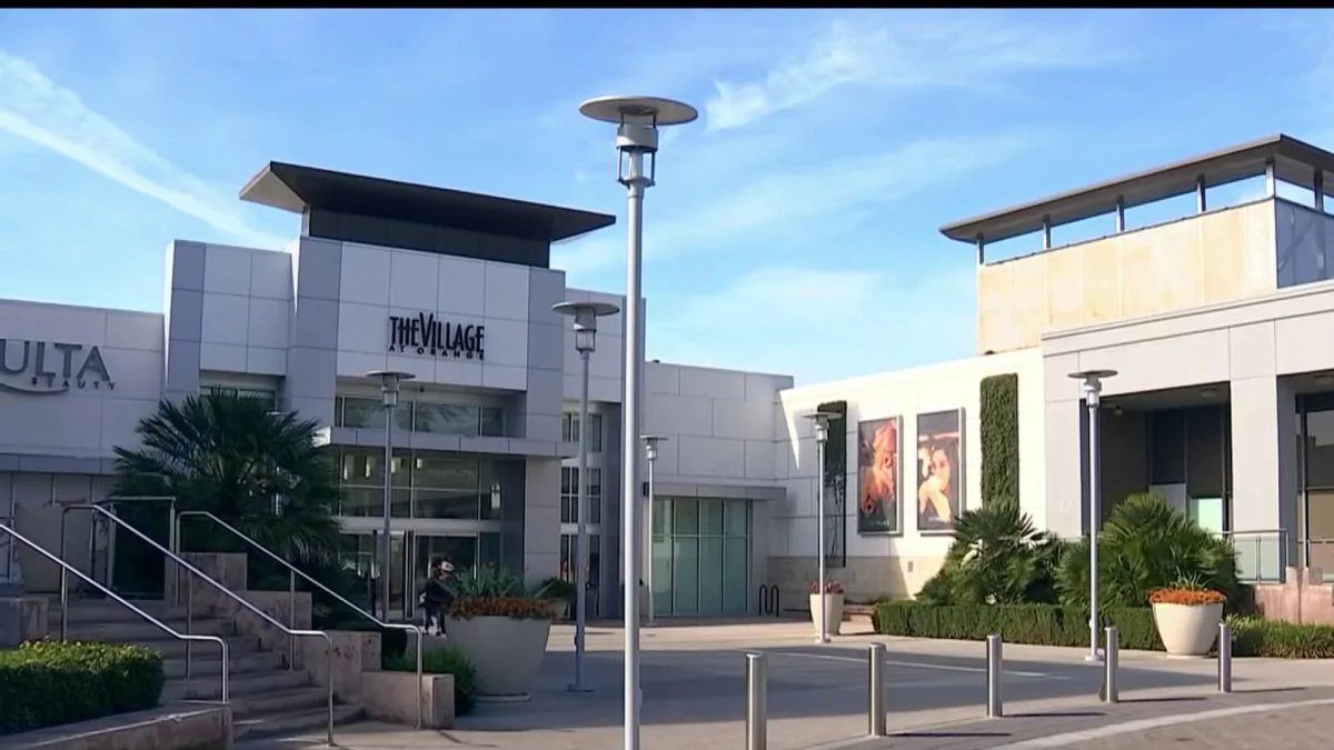 Image of former mall entrance 