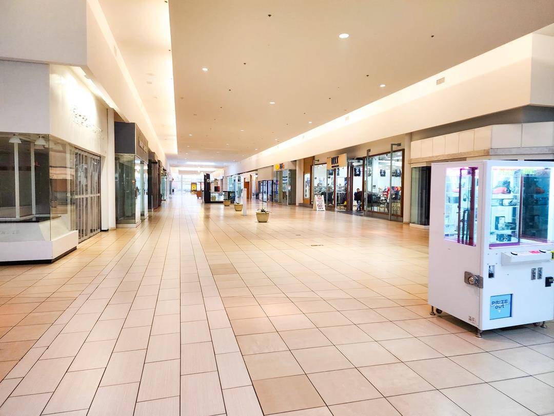 Image of the interior mall prior to closure.